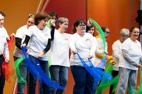 Die inklusive Tanzsportgruppe der Vereinigung AIAS heizte die Stimmung am Waltherplatz vor der Ankunft der Paralympischen Flamme an. (Foto: LPA/Manuela Tessaro)