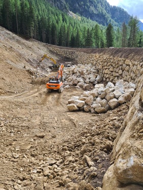 Die Arbeiten am 10 Meter hohen und 160 Meter langen Lawinenauffangdamm wurden in diesen Tagen abgeschlossen. (Foto: LPA/Landesamt für Wildbach- und Lawinenverbauung West)