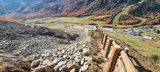 Ein Lawinenablenkdamm von 860 Metern Länge wird die Landesstraße und zwei Parkplätze in Kurzras in Schnals vor einem Lawinenereignis mit 100-jähriger Wiederkehrwahrscheinlichkeit und vor Murereignissen schützen. (Foto: LPA/Landesamt für Wildbach- und Lawinenverbauung West in der Agentur für Bevölkerungsschutz/Martin Eschgfäller)