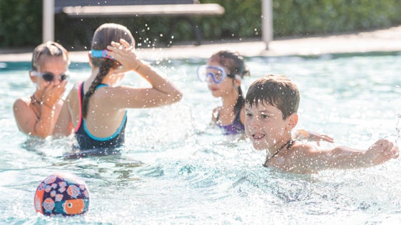 Badespaß für Familien immer montags zum halben Preis: Die Sommeraktion gilt für Inhaberinnen und Inhaber des EuregioFamilyPass aus Südtirol, Tirol und dem Trentino. (Foto: Familienagentur/Harald Wisthaler)