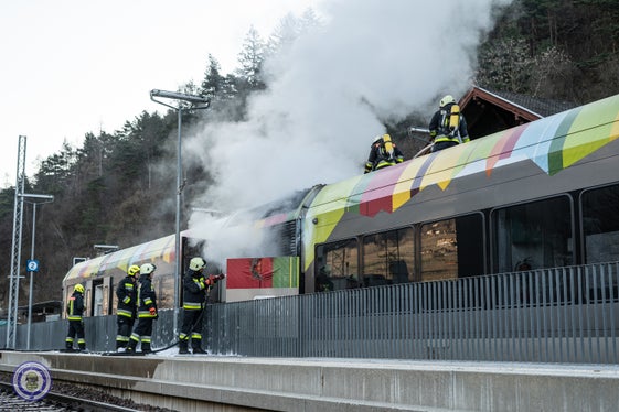 In seguito al pronto intervento dei Vigili del Fuoco, la circolazione dei mezzi è ricominciata intorno alle ore 8.45. (Foto: USP/David Ceska).