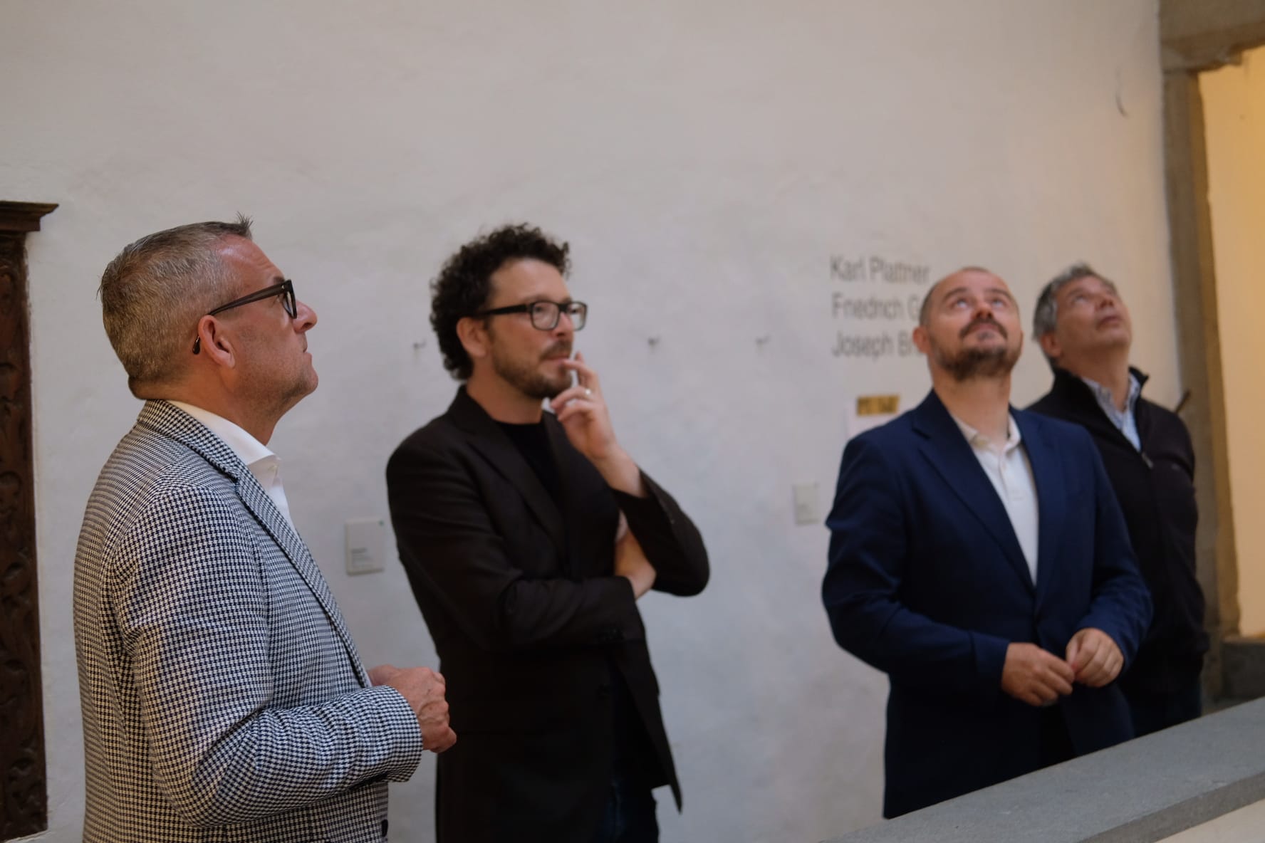 Bauarbeiten übergeben (v.l.) Landesrat Christian Bianchi, der Direktor des Museums Eccel Kreuzer, Emanuel Valentin, Ressortdirektor Daniel Bedin und der Direktor des Landesamtes für Hochbau Ost Andrea Sega. (Foto: LPA/Gianluca Crocco)