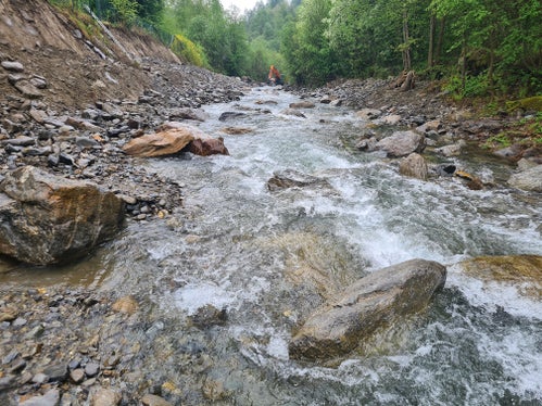 Die Wildbachverbauung hat Arbeiten zur Sicherung der linken Ufermauer des Schnalserbachs auf der Höhe von Kläranlage und Recyclinghof abgeschlossen. Das Bild entstand während der Arbeiten. (Foto: LPA/Landesamt für Wildbach- und Lawinenverbauung West)