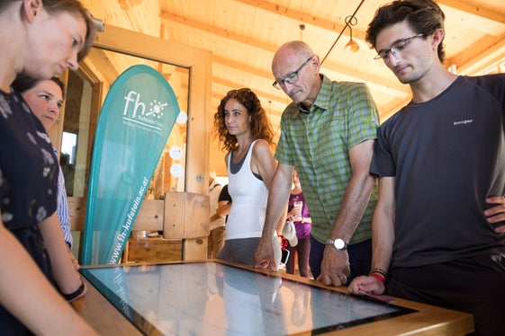 LH Mattle nutzte den „Euregio-Walk“, um mit jungen Menschen über die Auswirkungen des Klimawandels zu diskutieren.  (Foto: Land Tirol/Sedlak)  