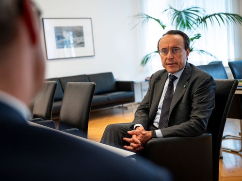  Al centro dell’incontro tra il presidente Kompatscher (di spalle) e il nuovo questore di Bolzano, Giuseppe Ferrari, il tema della sicurezza e dell’ordine pubblico e la collaborazione tra Provincia e Polizia di Stato. (Foto: USP/Fabio Brucculeri)