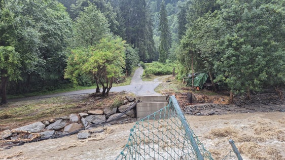 Dopo le forti piogge della sera del 23 luglio, il Rio della Clava ha distrutto un ponte che portava a una centrale elettrica vicino al paese di Neuhaus, sopra la strada statale della Val Passiria. (Foto: USP/Ufficio Sistemazione bacini montani ovest dell'Agenzia per la Protezione civile)
