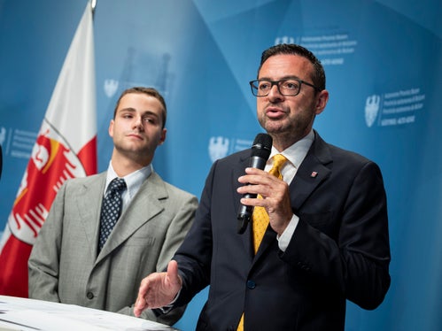 Schülervertreter Marco Fauni und Bildungslandesrat Marco Galaeto messen der Schülercharta einen hohen Stellenwert zu, nun gelte es sie mit Leben zu füllen. (Foto: LPA/Fabio Brucculeri)