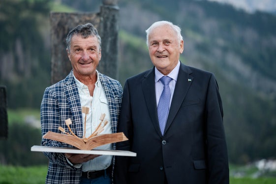 Due eccellenze. Gregor Prugger con il premio Ert X Merit Ladin (a sinistra), e il vincitore del premio Merit Ladin Lois Castlunger (Foto: (Foto: USP/Direzione Istruzione e Cultura Ladina/Vanessa Runggaldier)