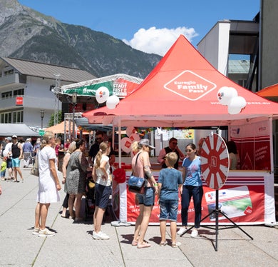 L’odierna festa cittadina di Landeck in Tirolo ha fatto da cornice alle celebrazioni congiunte dei Paesi dell'Arge Alp e dell'Euregio Tirolo-Alto Adige-Trentino. Il Gruppo di lavoro dell'Arge Alp festeggia quest'anno il suo 50° anniversario (Foto: Land Tirol/Die Fotografen)