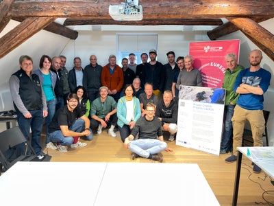 Progetto Cairos Euregio: foto di gruppo all'incontro con le commissioni valanghe comunali (Foto: Euregio/GNews)
