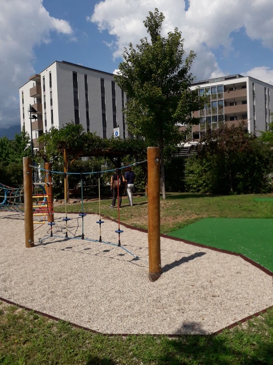 Über die Gestaltung der Außenbereiche von Kindergärten informierte sich die Fachleutedelegation aus Padua in vier Bozner Kindergärten. (Foto: LPA)