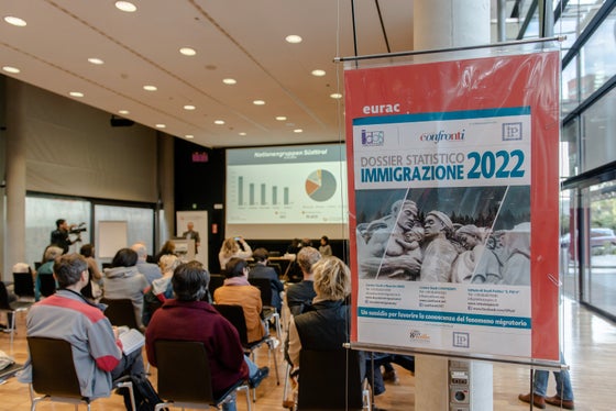 An der Eurac in Bozen ist heute das Jahrbuch zur Einwanderung 2022 mit den Daten zum Jahresende 2021 vorgestellt worden. (Foto: LPA/Claudia Corrent)