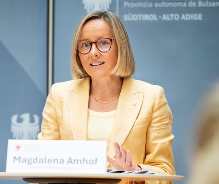 Le psicopedagosiste e gli psicopedagogisti offrono un supporto laddove non ci sono risposte semplici. Grazie alla loro competenza professionale, aiutano gli adolescenti e sostengono le scuole e le famiglie nella ricerca di soluzioni sostenibili. In questo modo svolgono un contributo fondamentale per una buona formazione e un'inclusione concreta, afferma l'assessora provinciale al Personale Magdalena Amhof. (Foto: USP/Fabio Brucculeri)