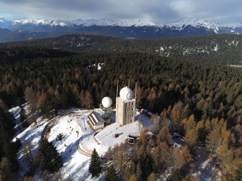 Il nuovo radar doppler copre un'area di 120 chilometri di raggio e può monitorare l'intera regione. Il radar meteo è installato a quota 1866 metri del monte Macaion al confine con l'Alto Adige. (Foto: ASP/Ufficio provinciale meteorologia e prevenzione valanghe)