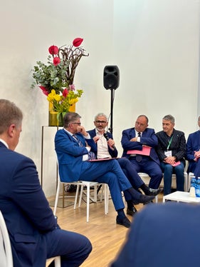 Laimburg-Direktor Michael Oberhuber (in der Runde Zweiter von links) bei der Unterzeichnung der Rahmenvereinbarung. (Foto: LPA/Ressort Landwirtschaft, Forstwirtschaft und Tourismus/sp)