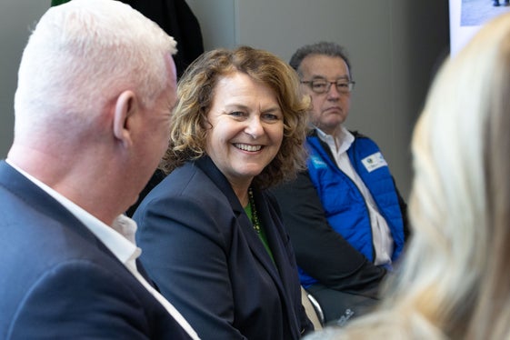 L'assessora provinciale Rosmarie Pamer ha mostrato grande interesse per l'inserimento giuridico del volontariato nella Costituzione dello Stato federale della Turingia. (Foto: USP/Hannes Wisthaler)