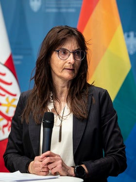 Der Pride Month ist Anlass, die erreichten Fortschritte zu feiern, aber auch weiterhin für die Belange der LGBTQIA+ Community einzutreten. Er ist eine Einladung an alle Menschen, sich mit der LGBTQIA+ Community zu solidarisieren und für eine Welt einzutreten, in der Vielfalt und Toleranz gelebt werden, erklärte Karin Ranzi, die Direktorin des Amtes für Landessprachen und Bürgeranliegen. (Foto: LPA/Fabio Brucculeri)
