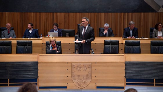 Landeshauptmann Kompatscher (im Bild: Haushaltsrede, 6.12.2022): "Trotz hoher Erwartungen, Unsicherheiten und Krisen können wir mit dem Landeshaushalt 2023 die Dienste für die Bevölkerung gewährleisten und uns für bevorstehende Krisen rüsten." (Foto: LPA/Fabio Brucculeri)