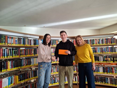 L'alunno Franz von Lutterotti, vincitore della categoria di concorso dedicato al triennio, con Tanja Rastner della Ripartizione Pedagogica (a sinistra) e la docente Elfriede Eder del Liceo Francescani di Bolzano (a destra). (Foto: USP/Ripartizione Pedagogica della Direzione Istruzione e Formazione tedesca)
