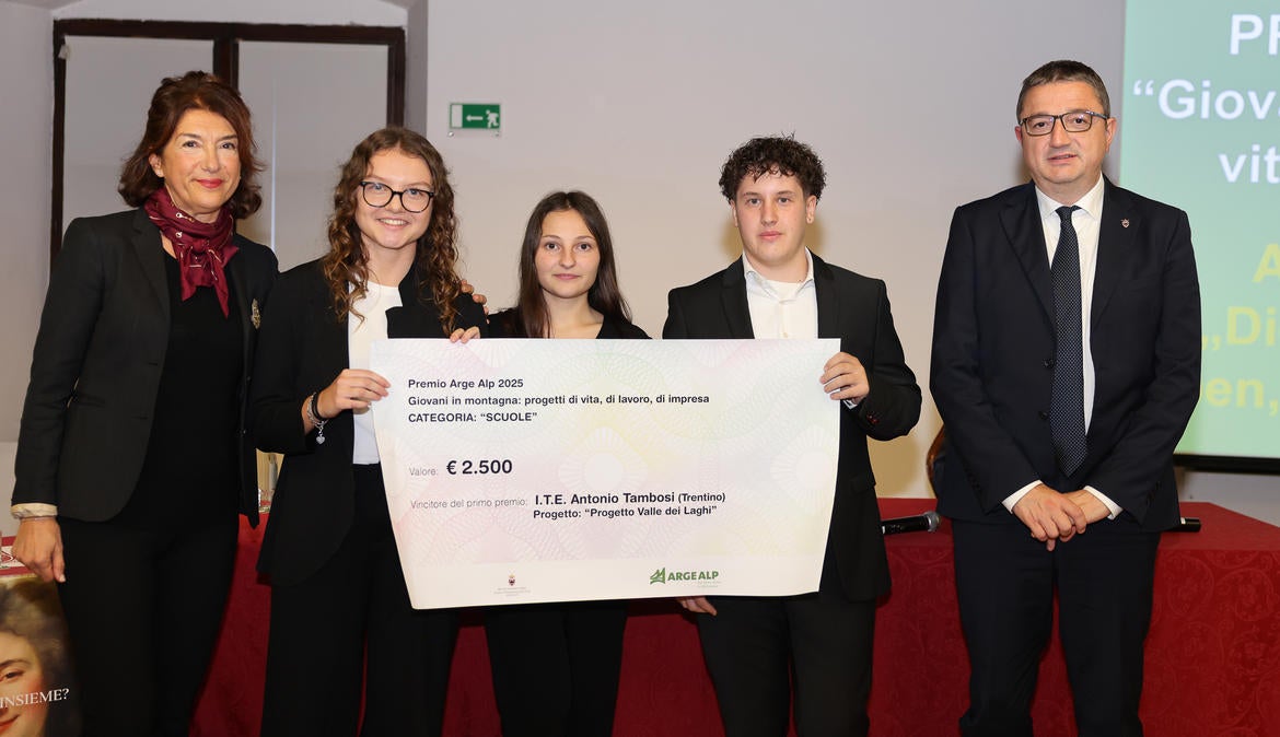 La professoressa Isabella Iandarino e gli studenti Carlotta Franzoi, Siria Vitali e Filippo Soardo premiati dal presidente Fugatti (Foto: Ufficio stampa Provincia autonoma di Trento)