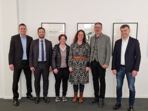 Der Vorstand der Gemeindesekretäre stellte sich im Landhaus 1 vor (von links): Christoph Preindl, Armin Mathà, Helga Plankensteiner, die Direktorin der Abteilung Örtliche Körperschaften Marion Markart, Landeshauptmann Arno Kompatscher und der Präsident der Autonomen Vereinigung der Gemeindesekretäre Südtirols, Matthias Mair. (Foto: LPA)