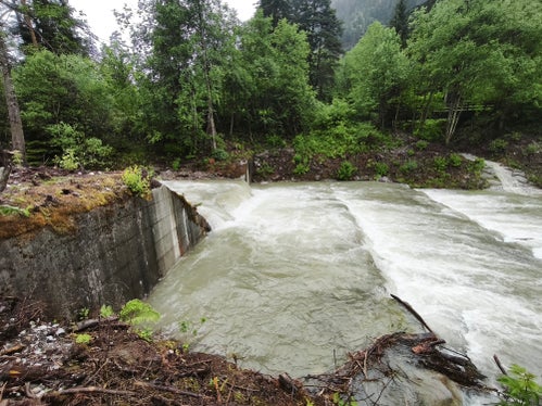 Dopo: una volta completati i lavori, la briglia è stata integrata nel letto del torrente rialzato: i pesci possono ora nuovamente attraversare quel tratto, mentre la funzione di protezione rimane inalterata. (Foto: USP/Ufficio Sistemazione bacini montani Nord presso l’Agenzia per la Protezione civile)