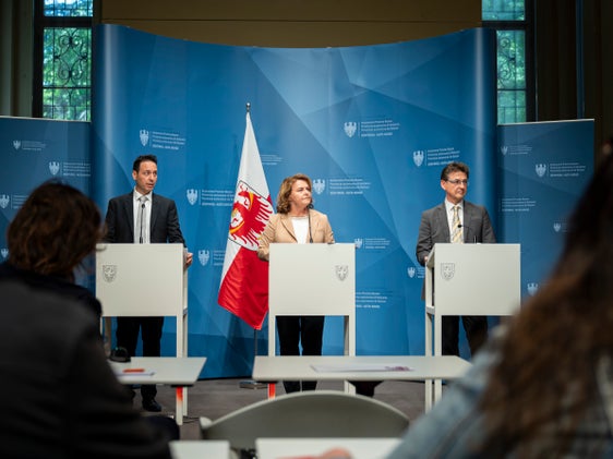 Amtsdirektor Pasquale Basile, Landesrätin Rosmarie Pamer und ASWE-Direktor Eugenio Bizzotto stellten am 24. April Daten zum Pflegegeld und Neuerungen zur Pflegeeinstufung vor. (Foto: LPA/Fabio Brucculeri)