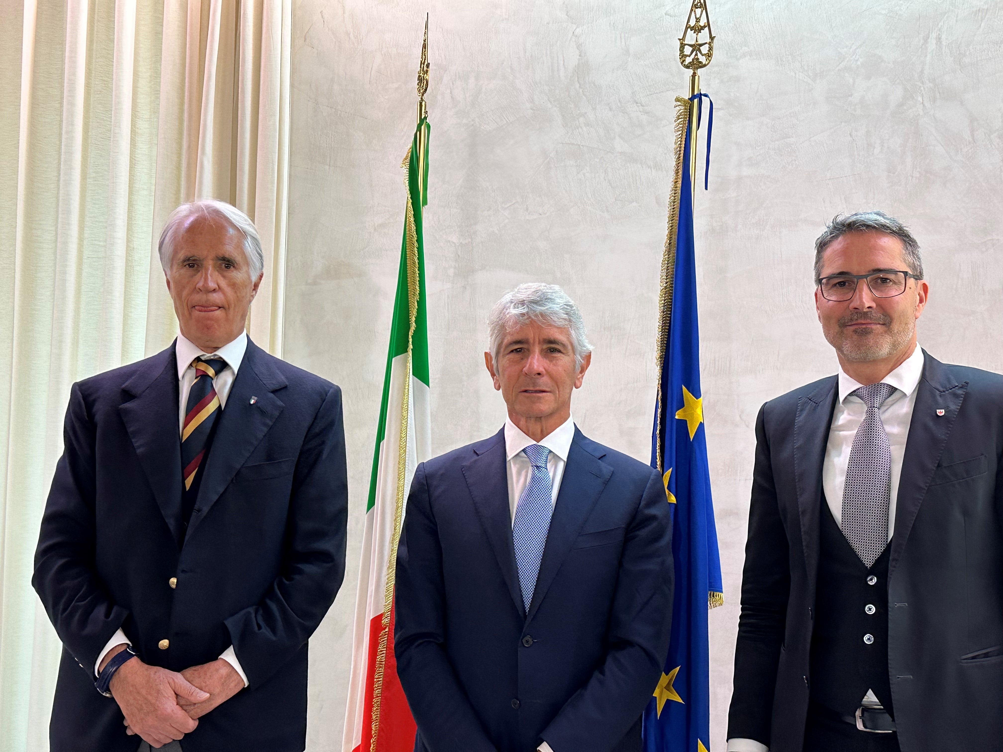 CONI- und Milano Cortina 2026-Präsident Giovanni Malagò, Sport- und Jugendminister Andrea Abodi sowie Landeshauptmann Arno Kompatscher beim Treffen in Rom. (Foto: LPA)
