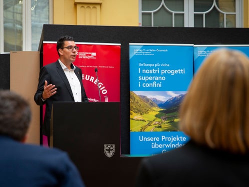 Il coordinatore Matthias Fink, membro del Segretariato generale dell'Euregio, ha illustrato il programma Fit4Co. (Foto: ASP/Fabio Brucculeri)