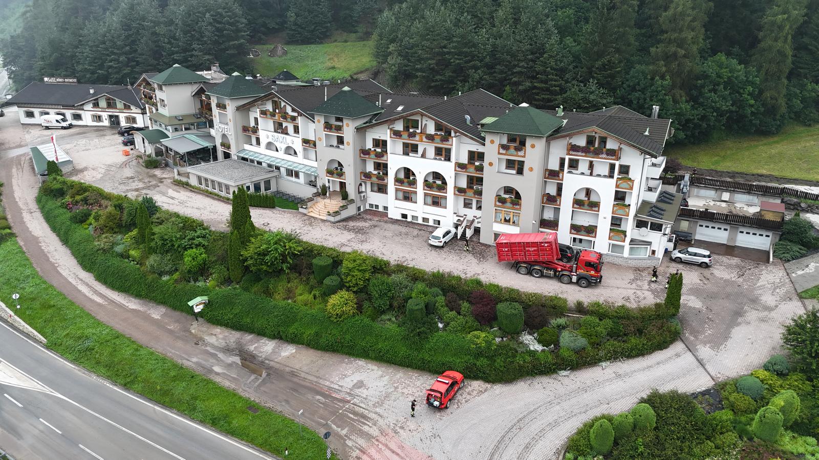 Die Berufsfeuerwehr Bozen ist mit Pumpen und Generatoren für die Wasserförderung beim Hotel Saxl in Freienfeld im Einsatz. (Foto: LPA/Berufsfeuerwehr Bozen)