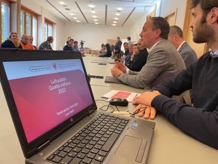 Präsentation der Luftqualitätsdaten 2022: Gegenüber dem Vorjahr haben sich die Stickstoffdioxid-Werte (NO2) deutlich verbessert. Dennoch gilt es, wachsam zu bleiben, betonte Landesrat Giuliano Vettorato (2.v.r.) (Foto: LPA/Nadia Franzoi)