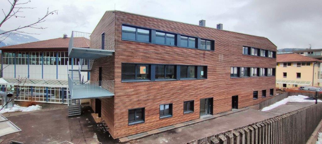 Im Zuge der Umbau- und Erweiterungsarbeiten wurde das Sozialzentrum Trayah in Bruneck um zwei Stockwerke in Holzbauweise erhöht und umfassend energetisch saniert. (Foto: LPA/Landesabteilung Hochbau und Technischer Dienst)