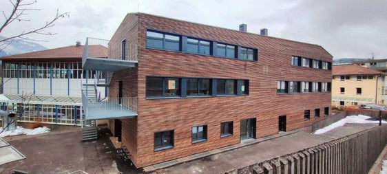 Im Zuge der Umbau- und Erweiterungsarbeiten wurde das Sozialzentrum "Trayah" in Bruneck um zwei Stockwerke in Holzbauweise erhöht und umfassend energetisch saniert. (Foto: LPA/Landesabteilung Hochbau und Technischer Dienst)