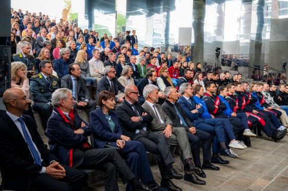 In prima fila al NOI Techpark anche numerosi assessori della Giunta provinciale tra i quali l'assessore allo Sport Peter Brunner e gli assessori Christian Bianchi, Philipp Achammer, Hubert Messner e Daniel Alfreider. (Foto: USP/Manuela Tessaro)