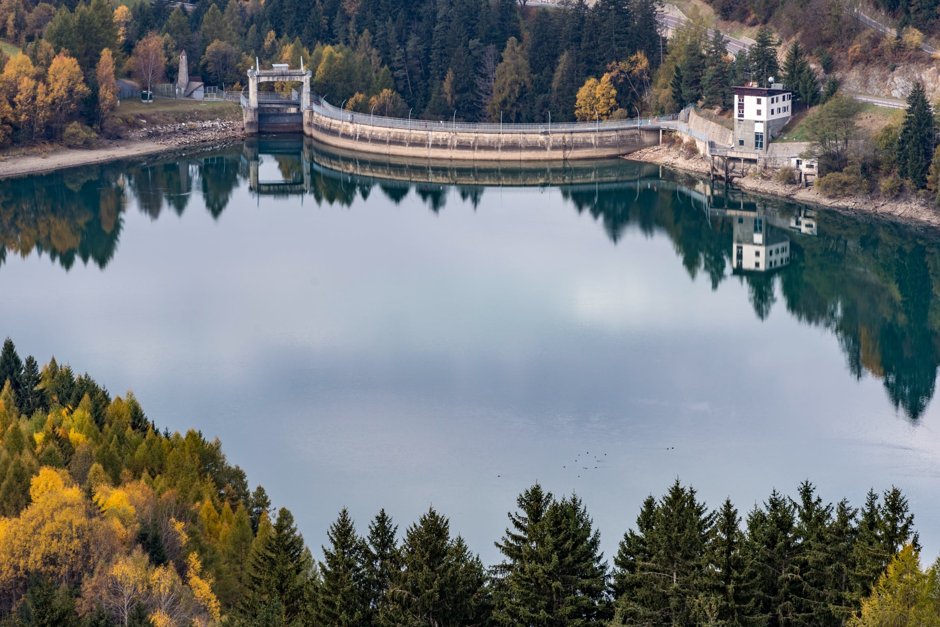 Für das Kraftwerk Bruneck - im Bild der Welsberger Stausee, aus dem das Kraftwerk gespeist wird - hat die Landesregierung am 6. März die Maßnahmen des Landes Südtirol aus dem Umweltplan 2024-2026 genehmigt. (Foto: LPA/Alperia)