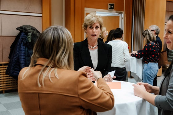 La presidente di Alperia Flora Kröss ha dispensato consigli e suggerimenti durante l'evento di speed networking. (Foto: ASP/Bernhard Aichner)