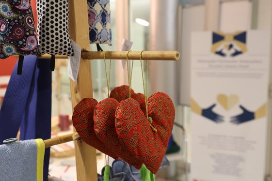 Landesrätin Pamer lädt die Bürgerinnen und Bürger dazu ein, den Weihnachtsmarkt zu besuchen und die Menschen hinter den Produkten und deren Arbeit näher kennenzulernen. (Foto: LPA/Ressort Sozialer Zusammenhalt, Familie, Senioren, Genossenschaften und Ehrenamt/Katharina Fleischmann)