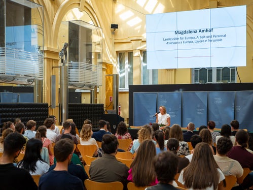 Das Netzwerktreffen der Sommerpraktikantinnen und -praktikanten wurde von einem Praktikantenteam und dem Amt für Personalentwicklung organisiert. Wer Interesse hat, im nächsten Jahr selbst ein Praktikum in der Landesverwaltung zu absolvieren, kann sich innerhalb Jänner dafür bewerben. (Foto: LPA/Fabio Brucculeri)