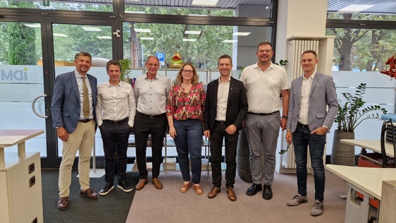Un incontro propositivo. Nella foto (da sinistra) l'assessore Daniel Alfreider, Rudolf Defranceschi (HGV Merano), Walter Dosser (HGV Scena), Barbara Hölzl (HGV Merano), il capo del Dipartimento Mobilità, Martin Vallazza,  il presidente di
IDM Hansi Pichler (HGV Scena) e il direttore dell'Ufficio Infrastrutture e Mobilità Sostenibile, Alexander Alber. (Foto: ASP)

