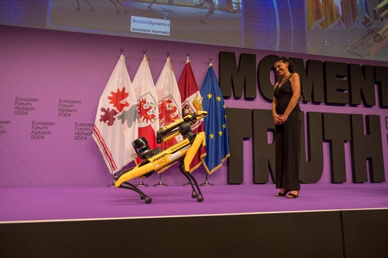 Euregio Summit: la relatrice Sabine Singer (Sophisticated Simplicity) ha parlato dell'etica dell'uso dell'intelligenza artificiale. (Foto: Land Tirol/Sedlak)