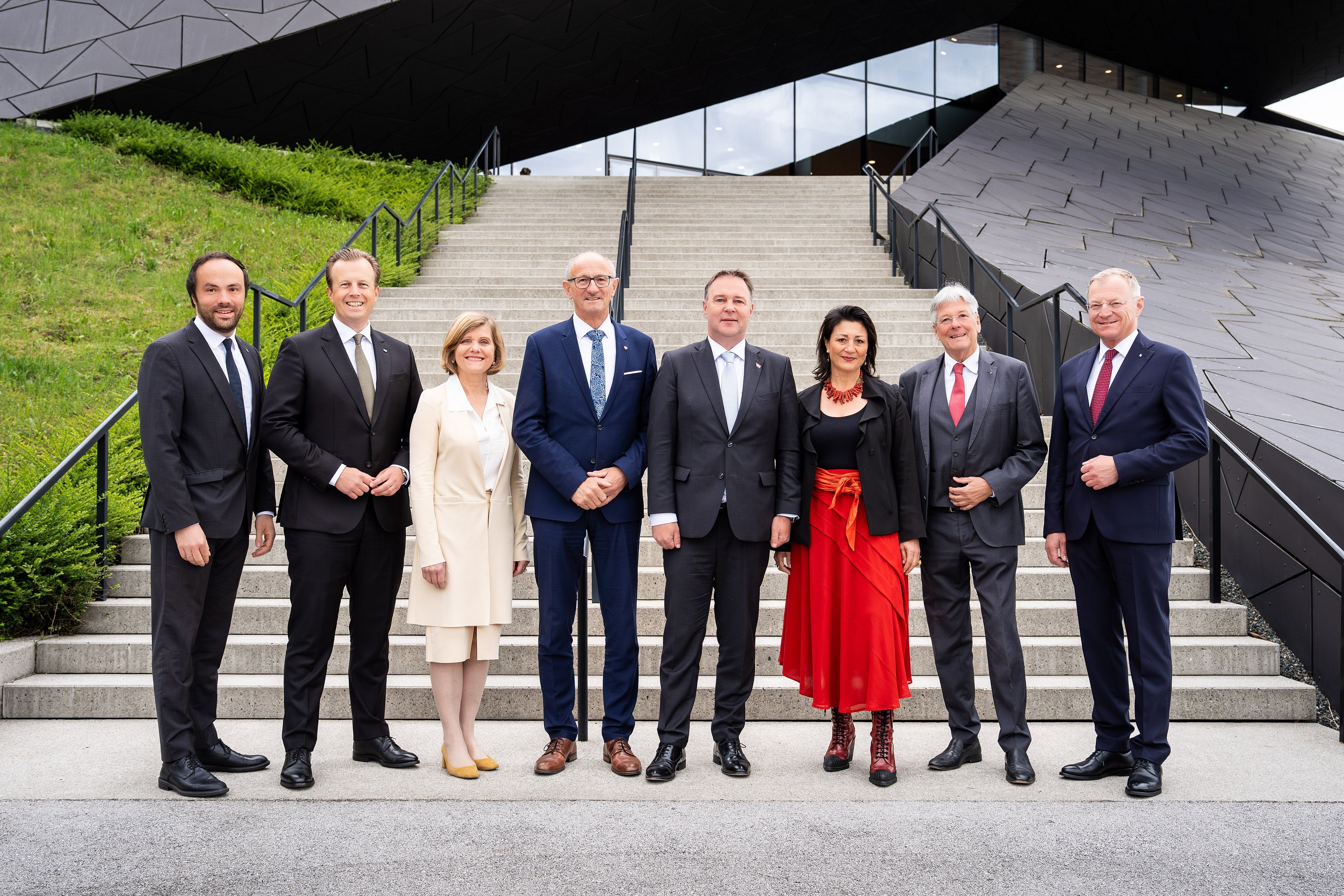 Landesrat Philipp Achammer (1.v.l.) bei der Kulturreferentenkonferenz in Erl mit Landesrat Karlheinz Kornhäusl (Steiermark),  Landesrätin Barbara Schöbi-Fink (Vorarlberg), Landeshauptmann Anton Mattle (Tirol), Kulturminister und Vizekanzler Andreas Babler, Stadträtin Veronica Kaup-Hasler (Wien), Landeshauptmann Peter Kaiser (Kärnten) und Landeshauptmann Thomas Stelzer (Oberösterreich). (Foto: Land Tirol/Christanell)
