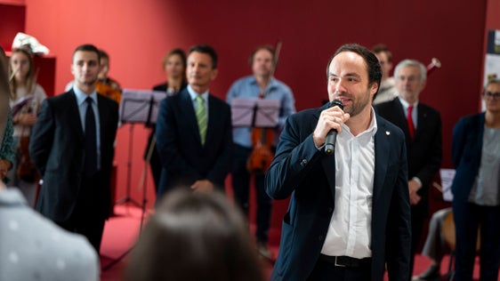 L'assessore provinciale Philipp Achammer ha sottolineato: Andare per la propria strada significa anche permettere anche dei cambiamenti, perché un percorso educativo raramente è lineare. La chiave è trovare la propria strada e seguirla con ottimismo. (Foto: USP/Fabio Brucculeri)