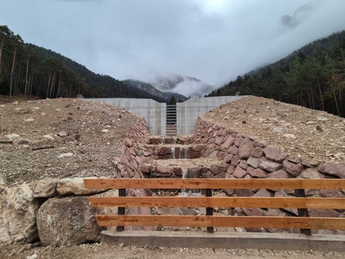 Un nuovo bacino di ritenzione è stato costruito sul rio Sciliar, vicino alla fattoria Violerhof, sopra il paese di Umes, nel Comune di Fiè allo Sciliar, per rafforzare la protezione dalle inondazioni. (Foto: Ufficio Sistemazione bacini montani Sud)