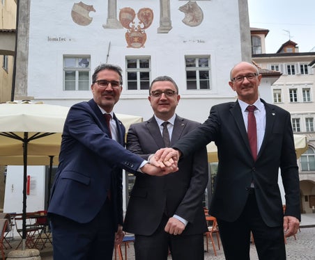 I presidenti provinciali dell'Euregio (da sinistra) Kompatscher, Fugatti e Mattle davanti alla sede dell'Euregio, la Casa della Pesa di Bolzano (Foto: Euregio)