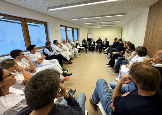 Geundheitslandesrat Hubert Messner bespricht mit den Führungskräften im Krankenhaus Innichen über aktuelle Entwicklungen und Zukunftsperspektiven für die Grundversorgung in Innichen. (Foto: LPA/Angelika Schrott)