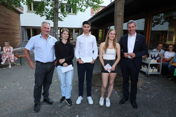 L'assessore provinciale Luis Walcher (a destra) e il vicepresidente dell'Associazione agricoltori Hubert Zanotti (a sinistra) con i diplomati premiati dal Südtiroler Bauernbund per il loro buon rendimento scolastico: Laura Kristandl (tecnologia alimentare), Julian Wieser (frutticoltura e viticoltura), Miriam Thaler (floricoltura); assente nella foto Julia Moosmair (orticoltura) (Foto: USP/Sabine Pitscheider)