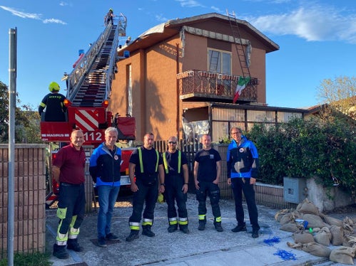 Bevölkerungsschutzlandesrat Schuler und der Ressortdirektor und Direktor der Agentur für Bevölkerungsschutz Klaus Unterweger haben mit dem Trentiner Landeshauptmann Maurizio Fugatti und dem Präsidenten der Region Friaul-Julisch Venetien Massimiliano Fedriga den Hilfszug aus der Region Trentino-Südtirol in der Gemeinde Mortegliano (Provinz Udine) besucht. (Foto: LPA/Berufsfeuerwehr Bozen)