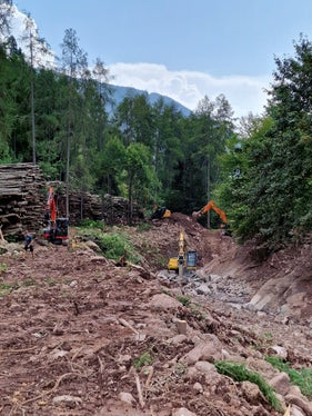 Nach einem Murgang im Röthenbach im Sarntal ist die Wildbachverbauung mit vier Maschinen im Einsatz und baggert das Material aus. (Foto: LPA/Landesamt für Wildbach- und Lawinenverbauung Nord der Agentur für Bevölkerungsschutz)
