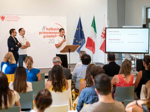 Gemeinsam mit Aaron Damian von Be Young APS (rechts) und Sergio Bonagura von Arciragazzi (Mitte) blickte Landesrat Galateo (links) ging mehrere Maßnahmen der Jugendarbeit ein. (Foto: LPA/Fabio Brucculeri)