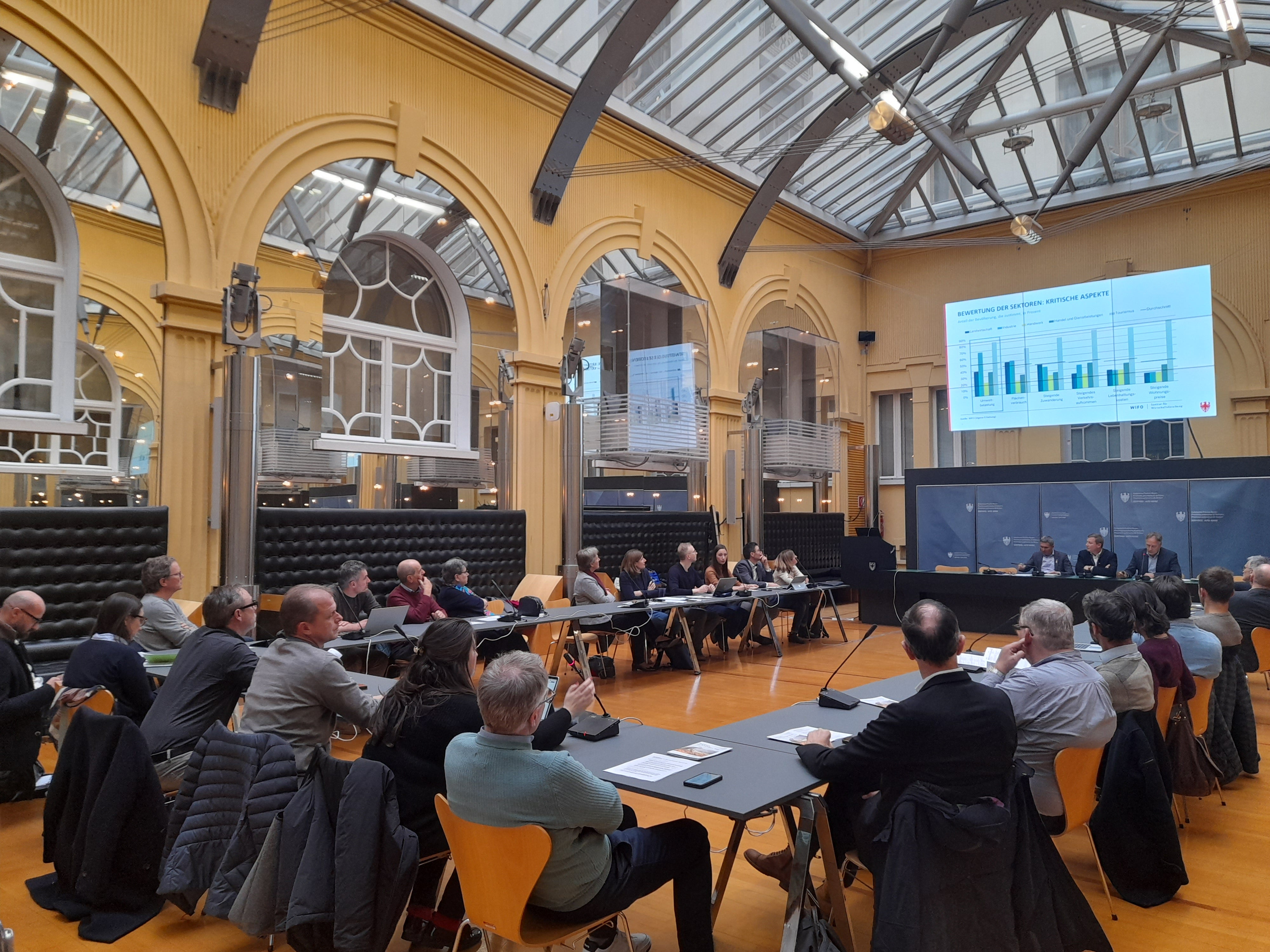 Die Steuerungsgruppe Landwirtschaft hat am 16. Dezember Zwischenbilanz zum Strategiepapier Landwirtschaft 2030: Südtirols nachhaltiger Weg im Innenhof des Landhauses 1 in Bozen gezogen. (Foto: LPA/Maja Clara)